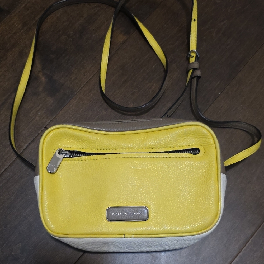Marc by Marc Jacobs Two-Tone Yellow and Cream Shoulder Bag - Picture 2 of 8